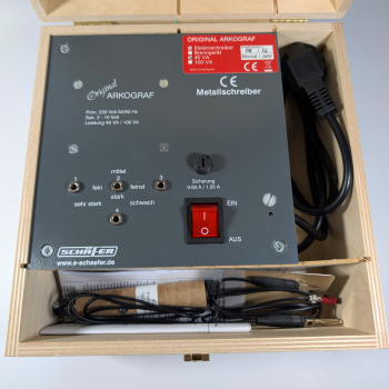 Preview: Frontplatte des Arkograf Elektroschreibers 40 VA mit Anschlüssen und Schalter