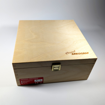 Preview: Geschlossener Holzkasten des Arkograf Elektroschreibers