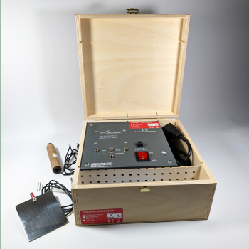 Arkograf Elektroschreiber 100 VA im geöffneten Holzkasten mit Lieferumfang
