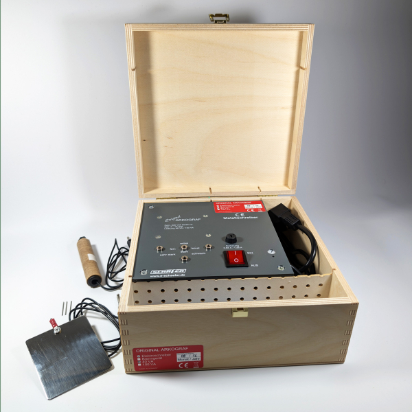 Arkograf Elektroschreiber im geöffneten Holzkasten mit Lieferumfang